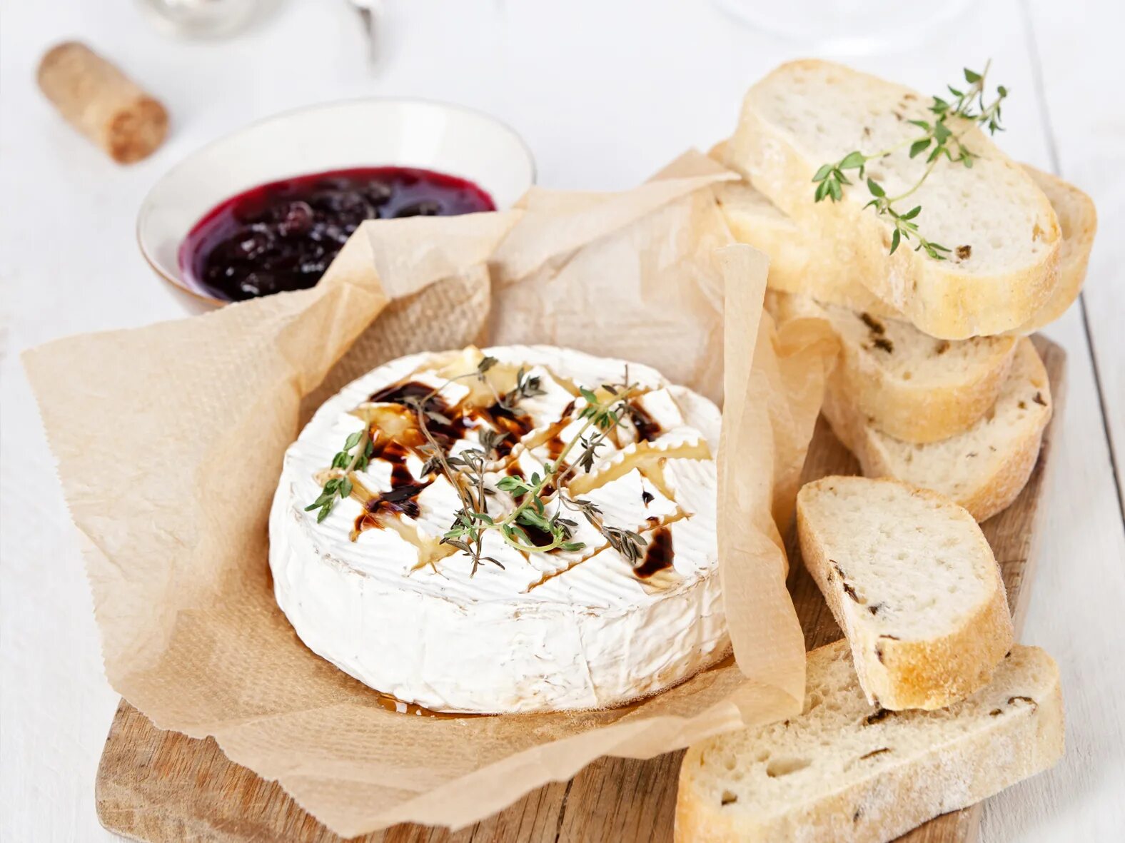Белоника камамбер. Baked camembert. Сыр с плесенью камамбер в духовке. Рецепт камамбера в духовке с гренками. Камамбер с чесноком и розмарином.