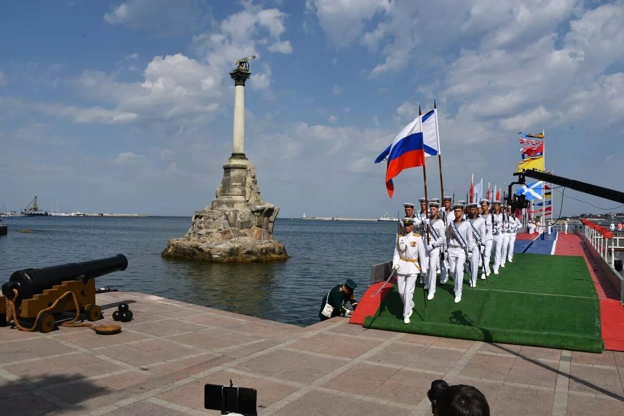 Крым флот россии. Парад Черноморского флота в Севастополе 2020. Парад военно морского флота в Севастополе. ВМФ Севастополь 2020. День ВМФ В Севастополе парад кораблей.