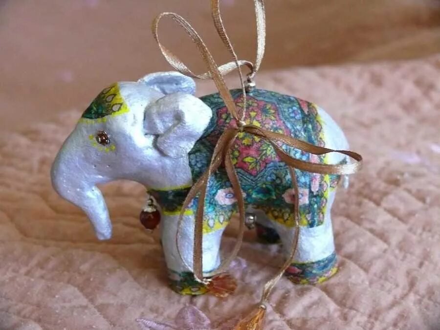 Елочные игрушки папье. Елочные игрушки папье. Ёлочные игрушки из папье маше авторские. Новогодняя игрушка папье ма етше. Елочные игрушки папье.