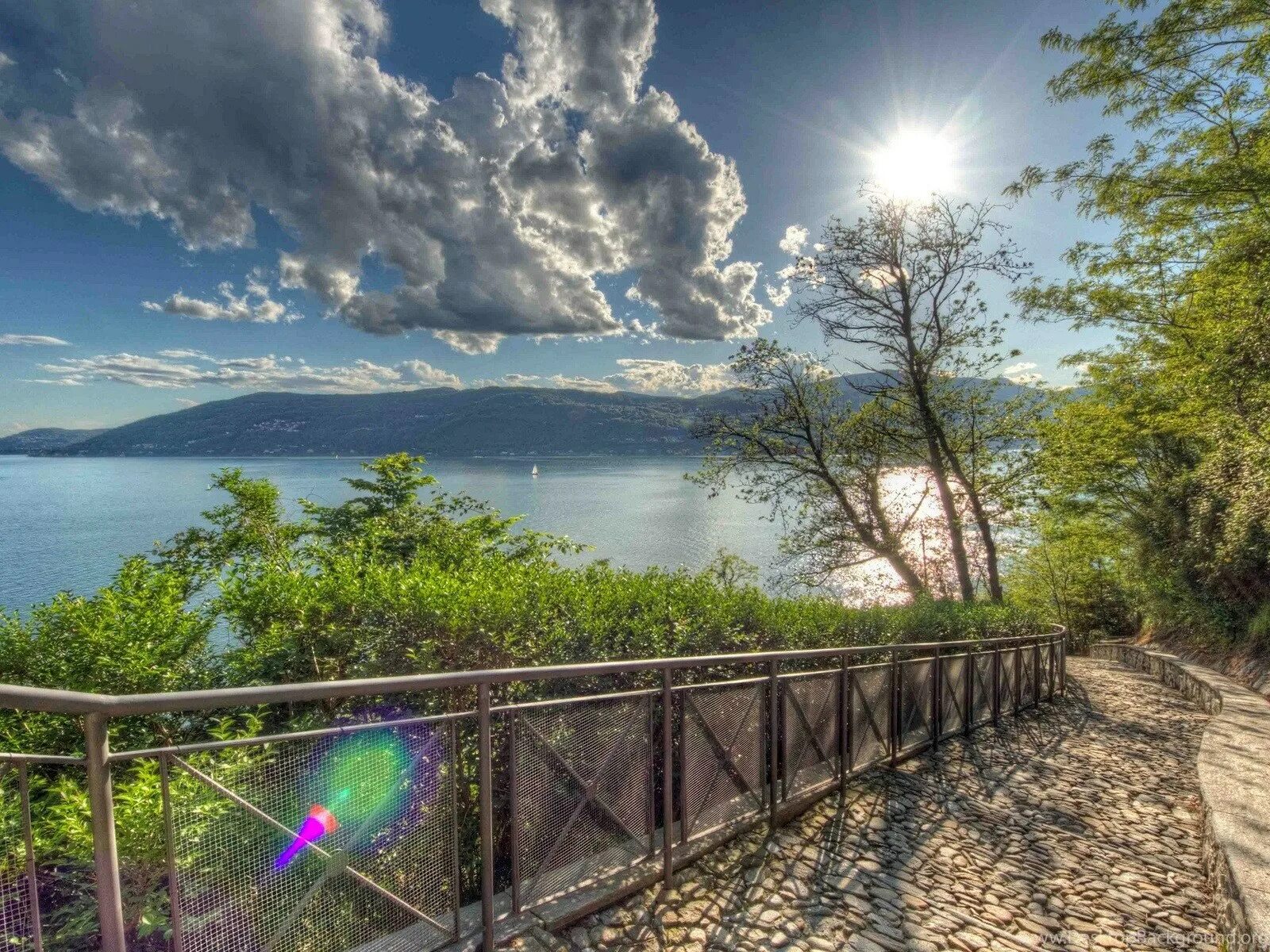 Ломбардия озеро Комо. Пейзаж в перспективе. Фон перспектива. Спуск к морю. Nature views