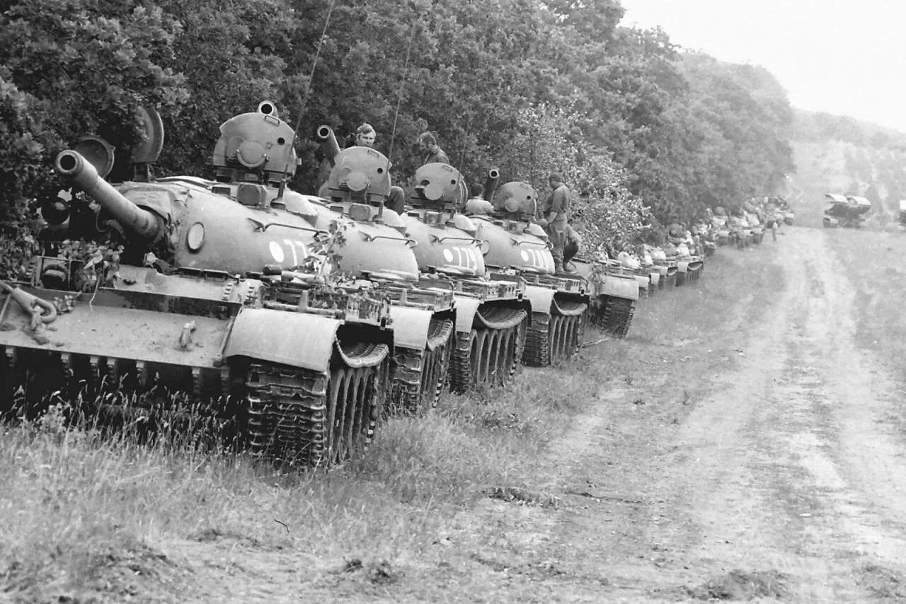 Какими были танки в начале. Т 55 во Вьетнаме. T54 танк. Танки во Вьетнаме т62. Т-62 танк Вьетнам.