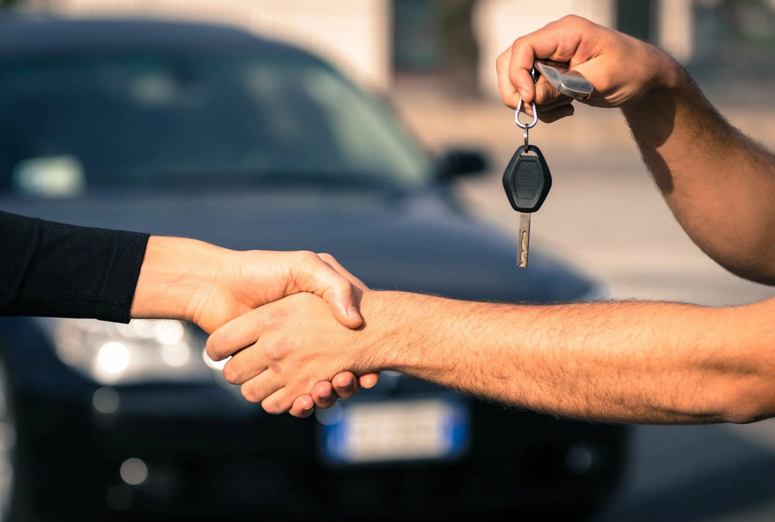 Selling my car. Передает ключи от машины. Рука с автомобильными ключами. Передача ключей от автомобиля. Реализация автомобиля.