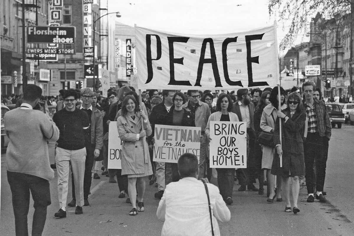 The people's movement. Антивоенное движение в США В 1960-Х гг. Хиппи против войны во Вьетнаме. Хиппи антивоенное движение. Протесты против войны во Вьетнаме.