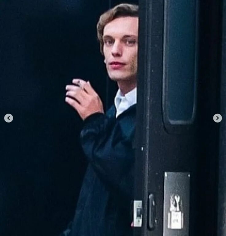 Джейми кэмпбелл бауэр очень странные дела. Дело джейми. Jamie campbell bower. Джейми бауэр очень странные дела. Питер баллард очень странные.