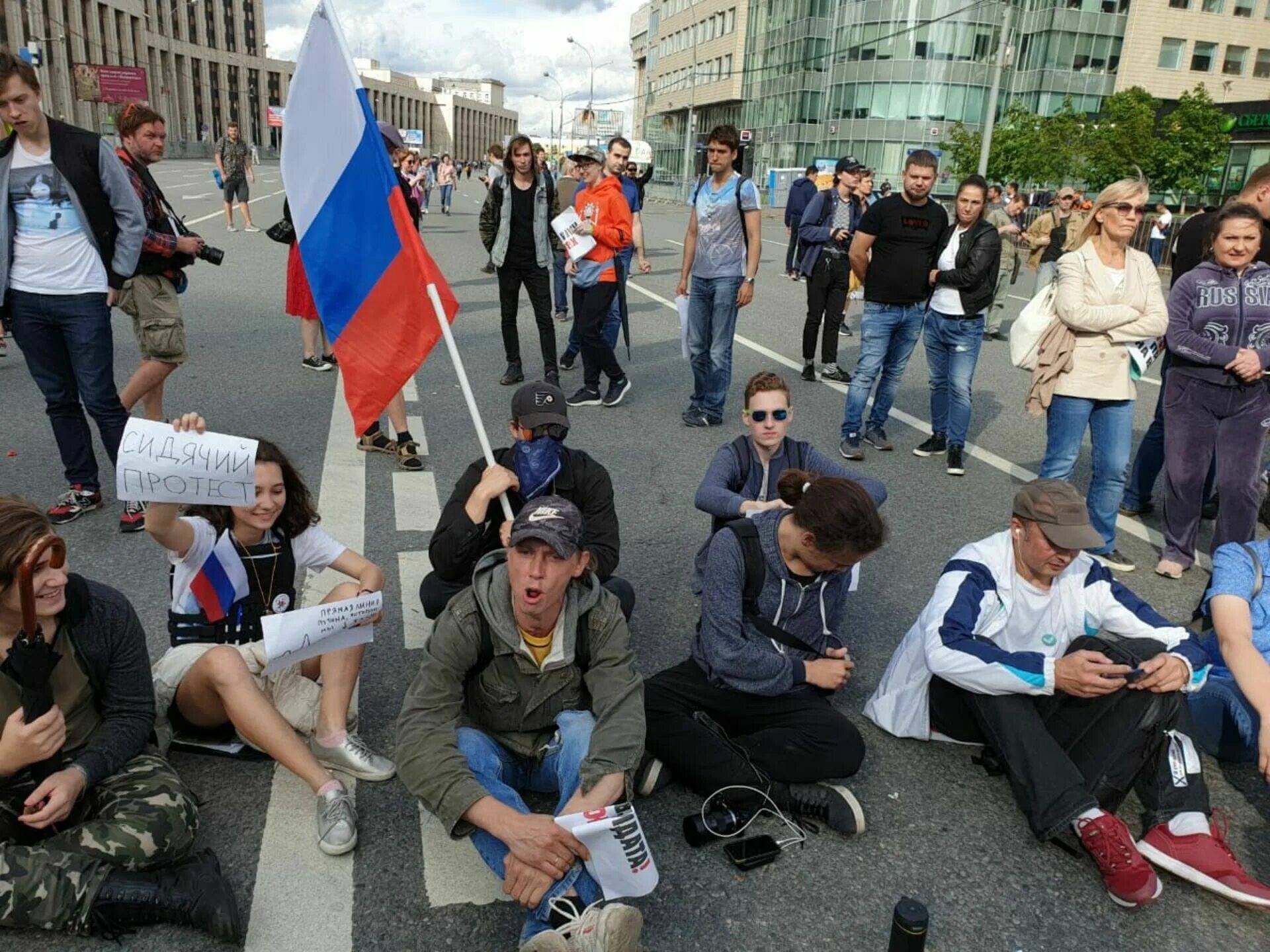 Митинг кандидатов. Российские активисты. Современная оппозиция. Оппозиционные активисты. Флаг Российской оппозиции.