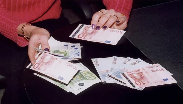 400 евро в рублях. Евро 1000 много. Богатая женщина с деньгами. 33 тысячи евро. 300 тыс евро.