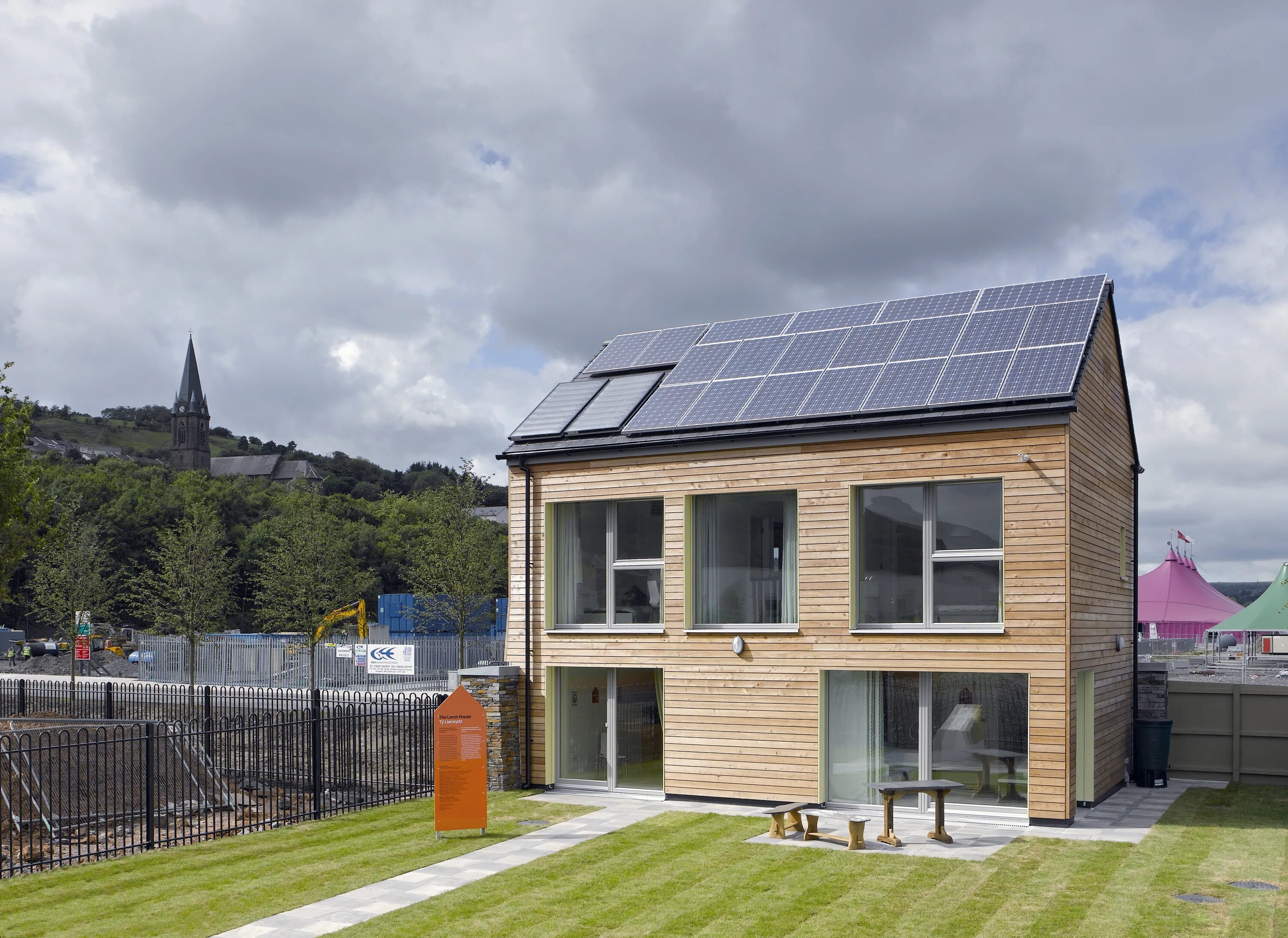 Raid 3 дисковые массивы. Гостиная с местом для компьютера. Акустическая система presonus cdl12. Рельсовые солнечные панели. Телевизор pioneer pdp-427xa 42".