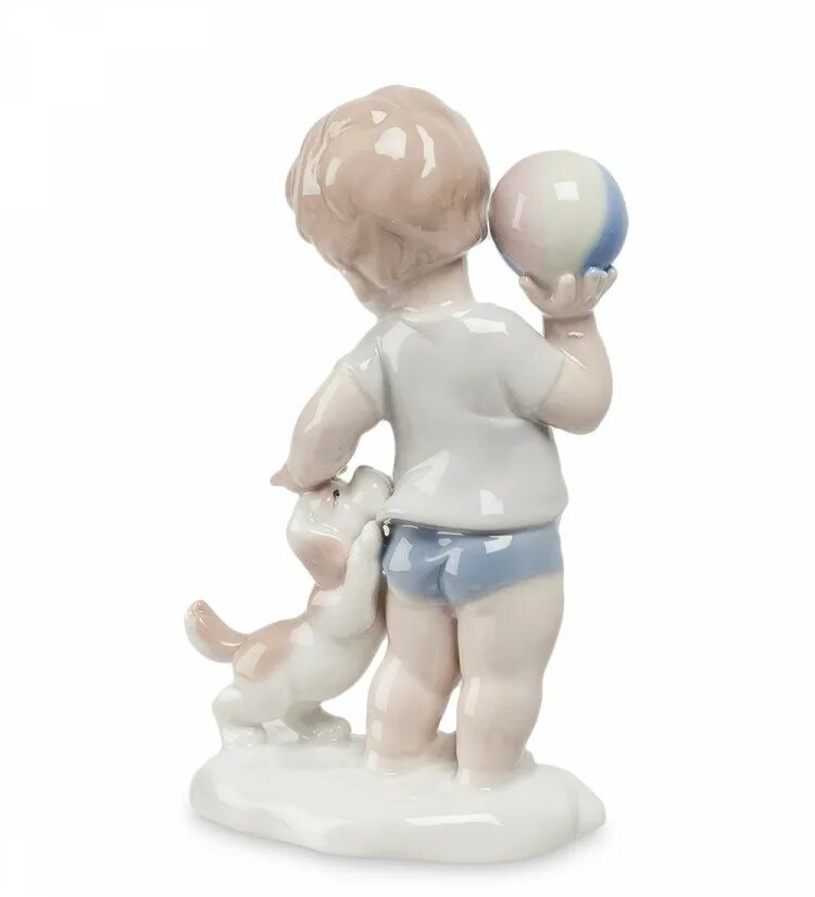 Фигурка мальчика. Статуэтка мальчик. Статуэтка мальчик с мячом. Фарфоровая статуэтка мальчик с мячом. Мальчик с мячиком статуэтка фарфор.