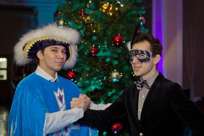 парни которые поют. танир и темча. константин боровский quest pistols. Tanir tyomcha. шон мендес с гитарой.