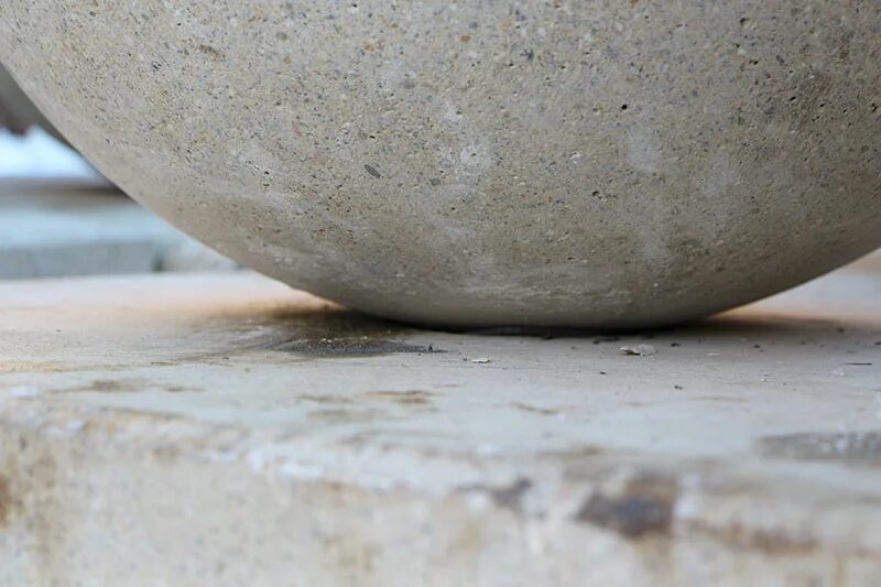 Бетонный шар весит. Бетонные шары. Шарики для бетона. Шары из бетона с плиткой.