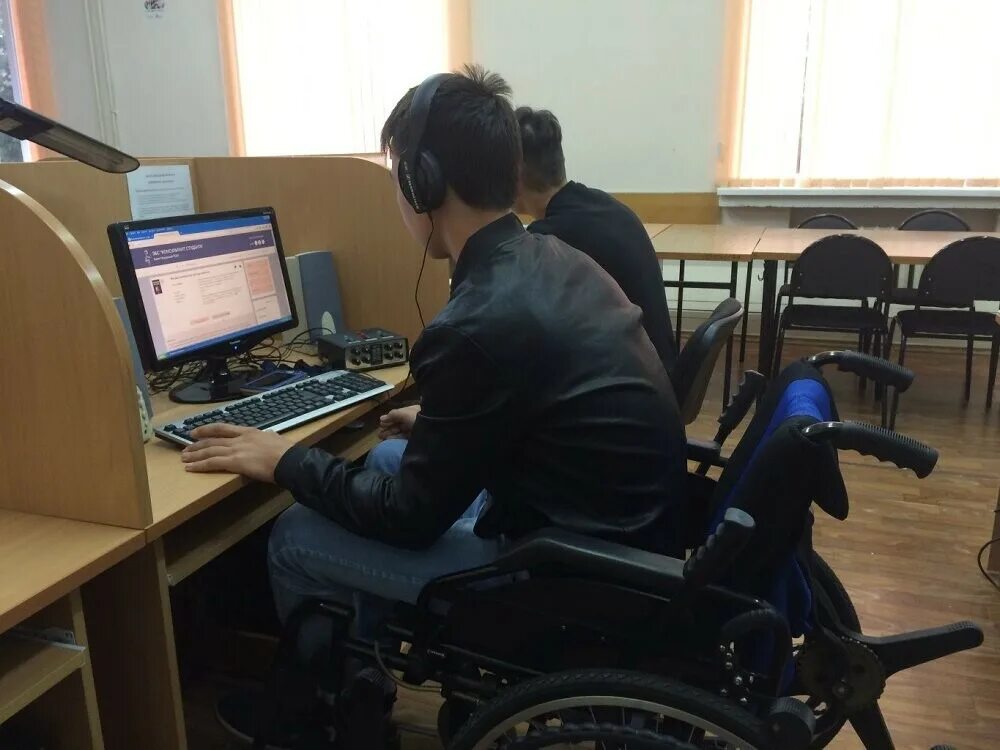 Программа лиц с ограниченными возможностями. Инвалид на учебе. дети инвалиды дистанционное образование. студенты с ограниченными возможностями. профессиональное образование инвалидов.