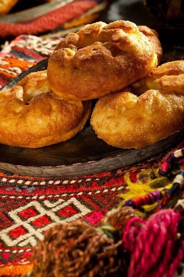Сталик ханкишиев беляши с мясом. Узбекские жареные пирожки гумма. Мясо с луком в казане от сталика. Беляши сталик ханкишиев. Как красиво залепить беляши.