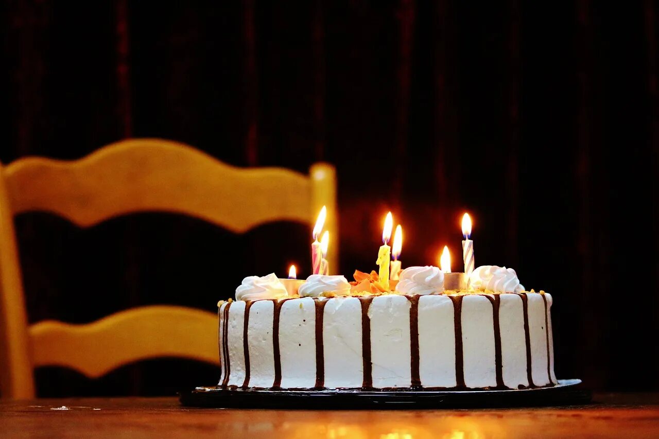 Видео торт свечи. Красивый торт со свечами. Тортик со свечами. Свечи для торта. Праздничный торт со свечами.