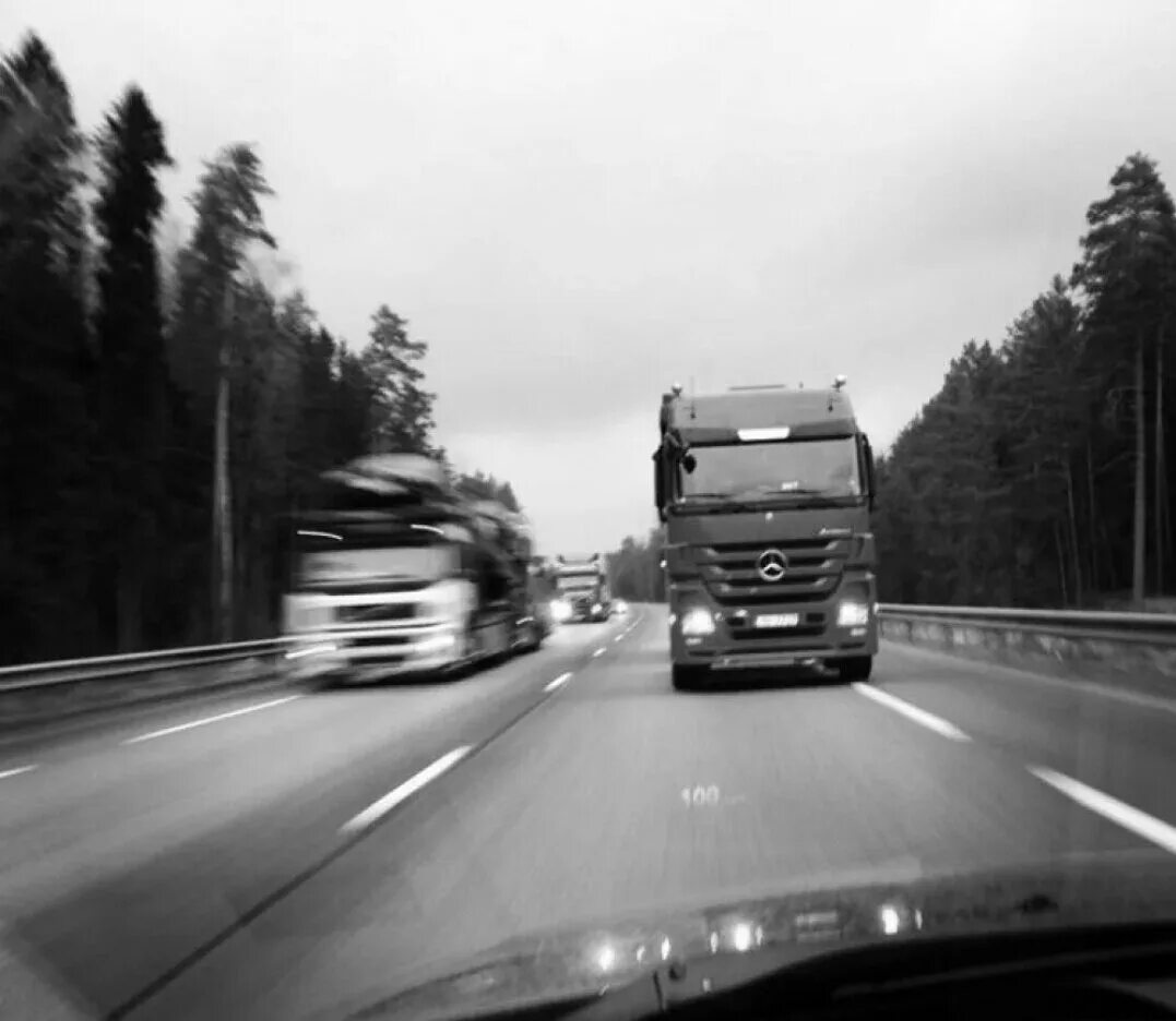 Фура ночью. Фура. Грузовик на трассе. Обгон фуры на трассе. Дальнобойщики на трассе.