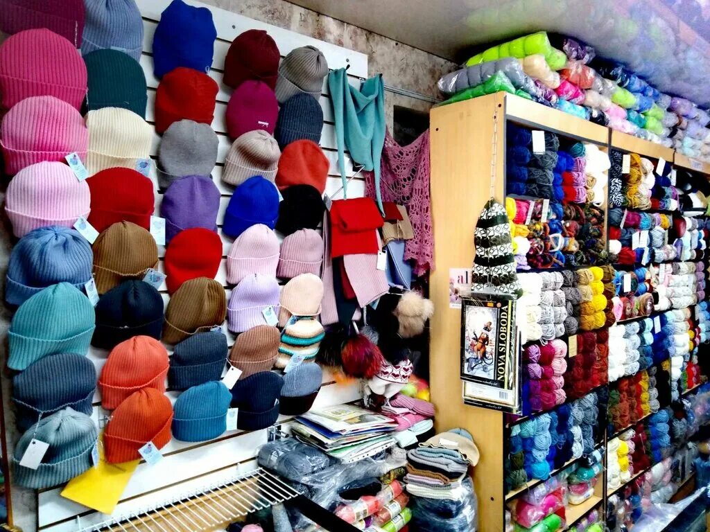 полки с пряжей. нитки для вязания. пряжа победы магазин. пряжа победы магазин. оборудование для магазина пряжи.