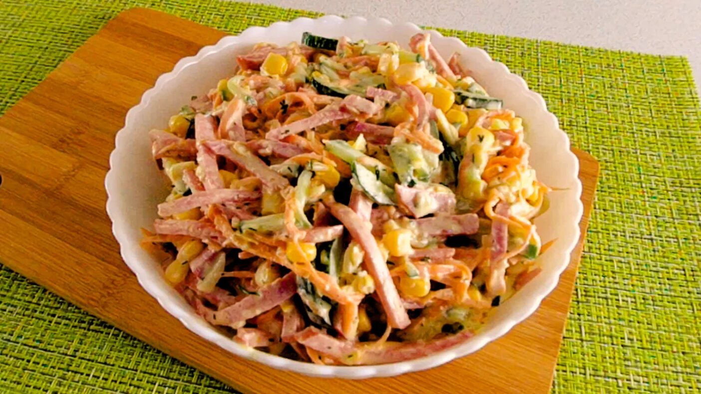 Салат с морковью колбасой и кукурузой. Салат венеция с корейской морковью. салат с колбасой и морковью по-корейски с кукурузой. салат венеция с колбасой. салат с корейской морковью и кукурузой и колбасой.