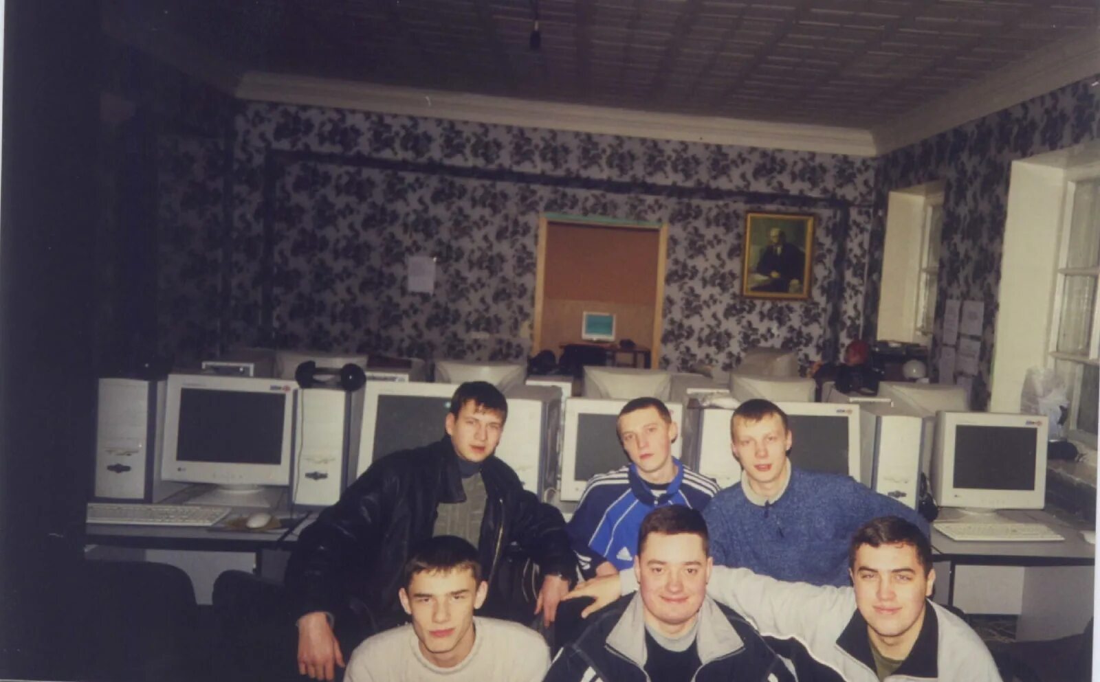 Ночной клуб в 2000. Компьютерный клуб 90-х. Компьютерные залы 90. Игровые клубы 90х. Компьютерный клуб 2000.