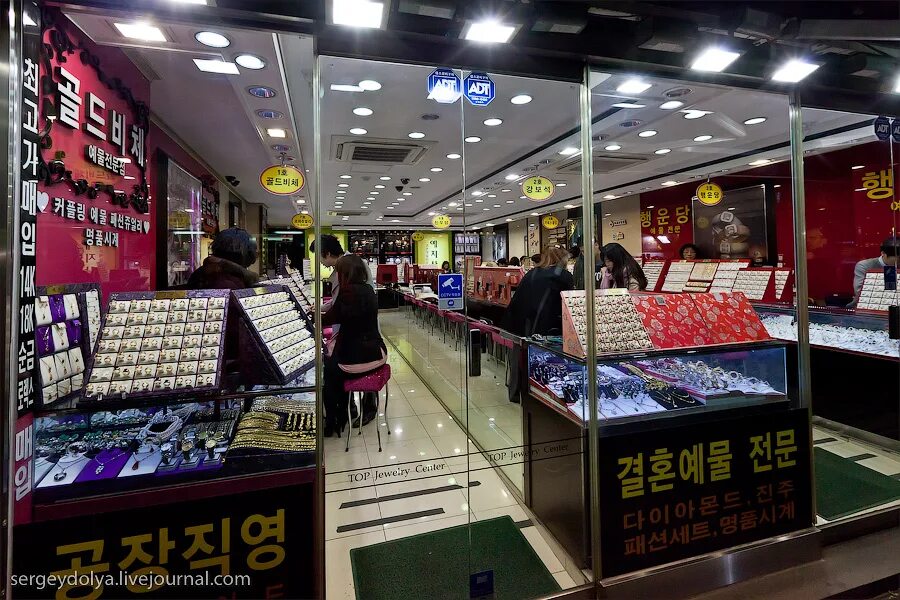 Корея магазин телефонов. Сеул Южная Корея магазины. Круглосуточный магазин в Корее. Магазины в Корее Сеул. Круглосуточные магазины в Сеуле.