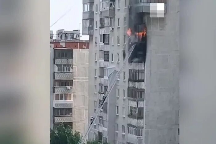 Почему нет света на уралмаше сейчас. Пожар екатеринбург сейчас е1. 9 этажный дом. пожар в квартире. пожар на уралмаше.