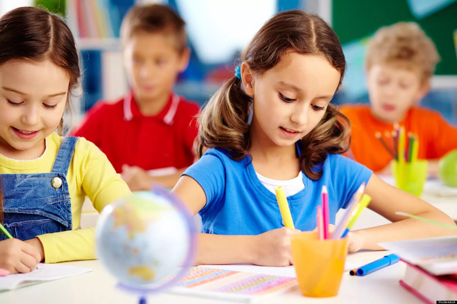 Student children. Школьник и дошкольник. Школьники творчество. Школьники на занятиях. Дошкольная подготовка детей.