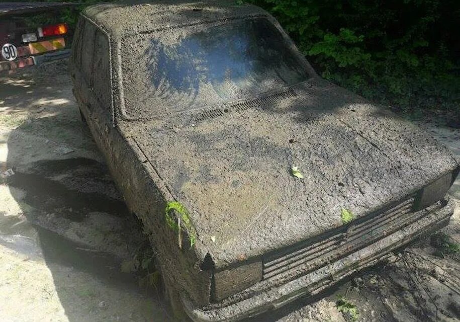 Найдены 1 автомобиль найдено 1 лицо. Авто в болоте. Машины найденные в болоте. Затонувшие автомобили в болоте. Машина в болоте 90.