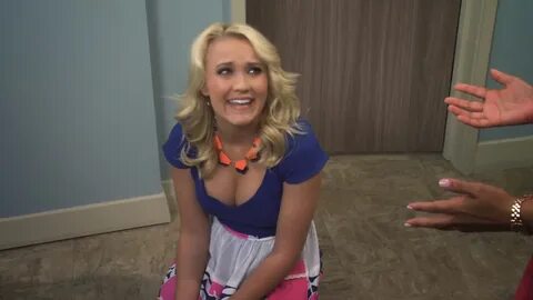 Celebs Galaxy: Emily Osment - Enormes Tetas y Escote en Young & Hungry ...