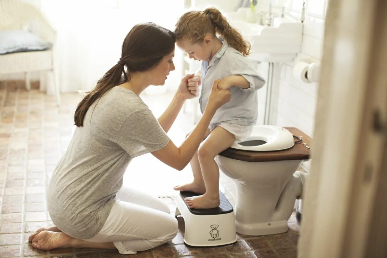 Маленькие дети в туалет. Подставка для ног BABYBJORN 0611. Сидение для унитаза BABYBJORN. Ребенок на унитазе. Приучить ребенка к унитазу.