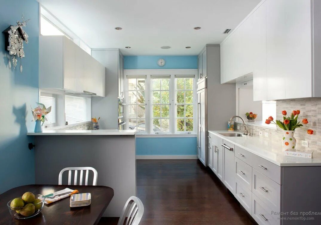 Покрасить обои на кухне. Голубая кухня в интерьере. Кухня в голубых тонах. Бело голубая кухня. Голубые стены на кухне.
