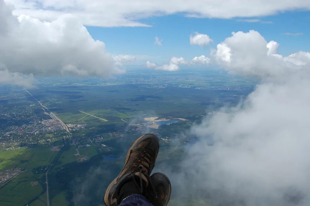 счастливый брак. сидит на облаке. свесив ножки вниз называть по имени. свесив ноги. свесив ножки вниз называть по имени.