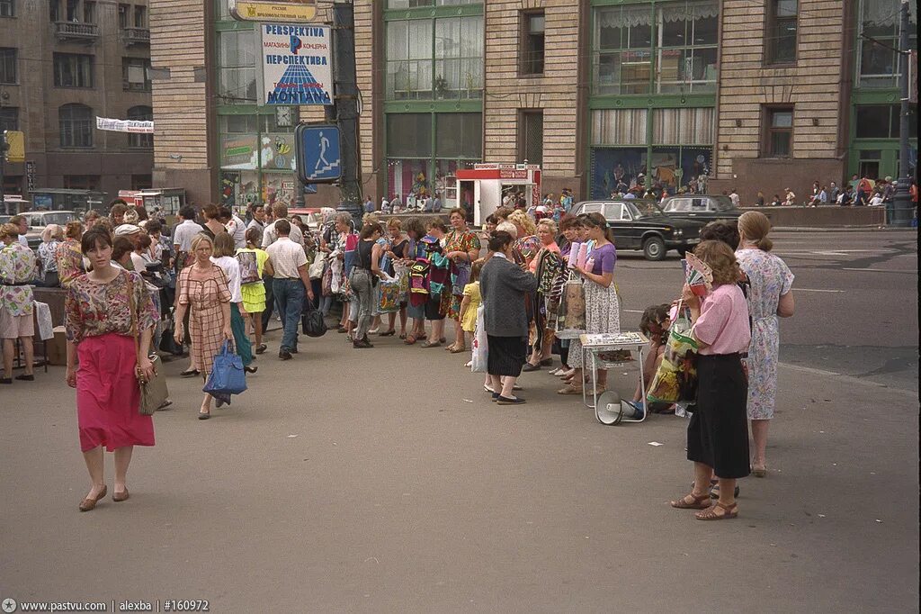 1994 какие люди. Москва 90-х уличная торговля. Москва 90 торговля улица. Москва 1994 год. Рынок 1994 год Москва.