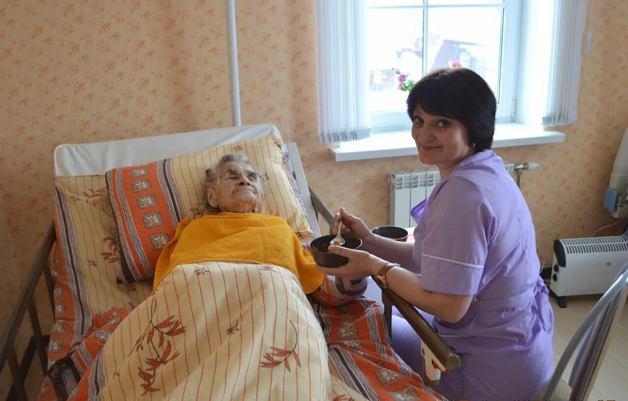 Колл центр пансионатов для лежачих больных. Пансионат для престарелых лежачих больных. дом престарелых для лежачих больных. пансионат для лежачих инвалидов.