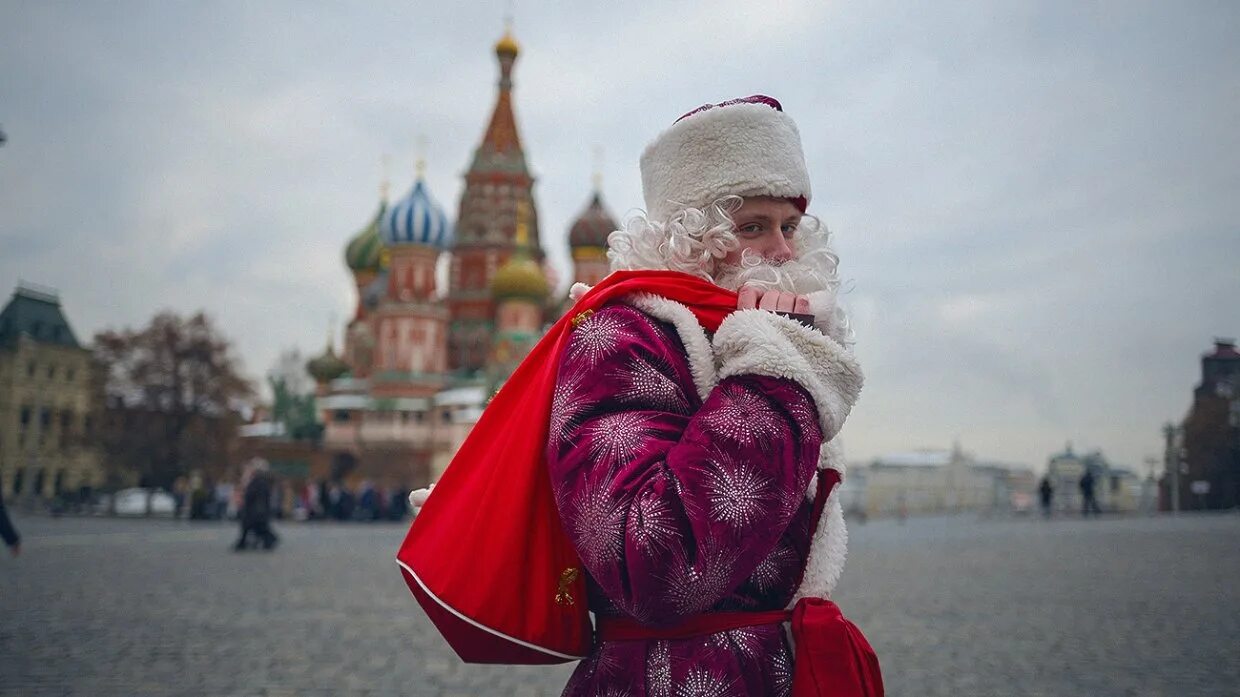 Дед Мороз на красной площади. Дед Мороз в Москве. Новый год в Москве. Дед Мороз и Снегурочка на красной площади. Уходи 2017 год