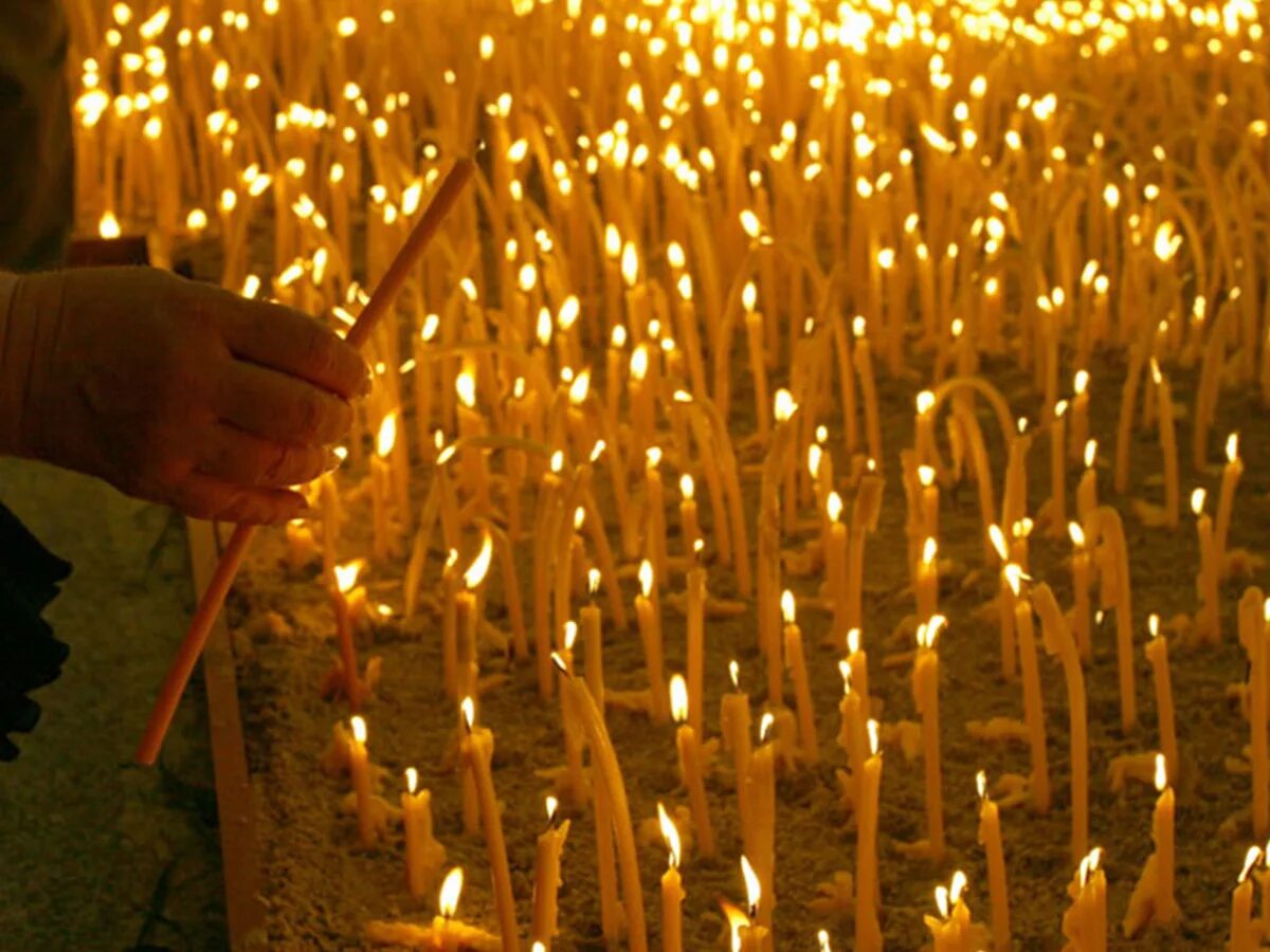 Горящие свечи в церкви. Свечи в храме. Горящие свечи в храме. Много свечей. Много церковных свечей.