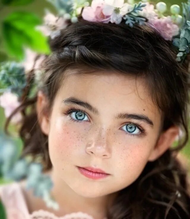 Маленькие дети с черными волосами. Девочка с голубыми глазами. Самые красивые дети. Красивые глаза. Маленькая девочка с зелеными глазами.