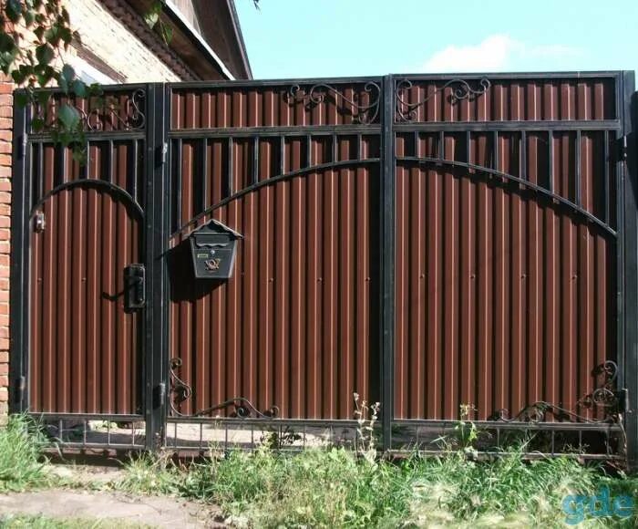 Установка заборов ворота калитки. Распашные ворота заборград. ворота из профнастила. калитка и ворота для забора. ворота для забора из профнастила.