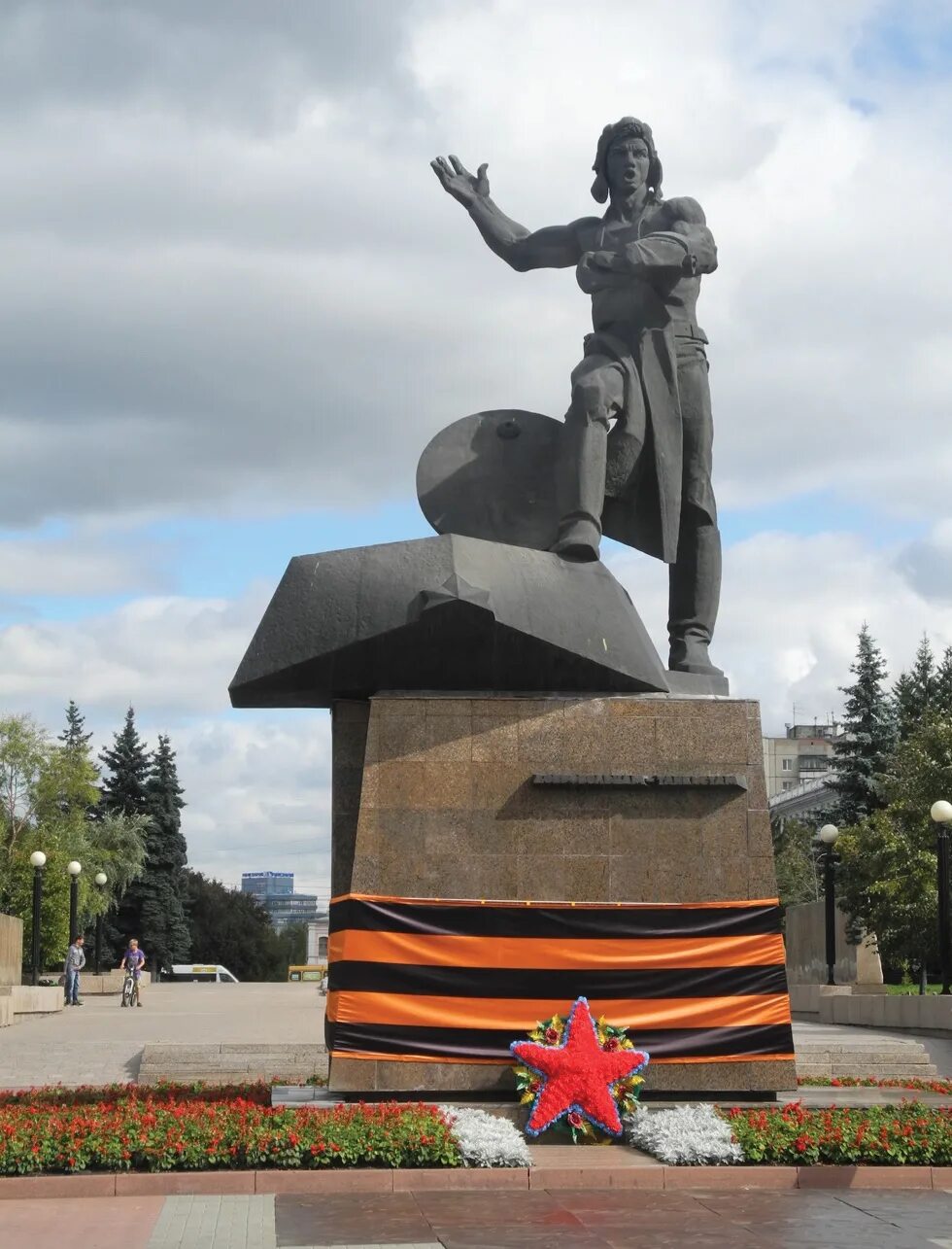 Памятники челябинска. Памятник танкистам добровольцам в Челябинске. Памятник танкисту в Челябинске. Памятник героям танкистам Челябинск. Памятники Уральским добровольцам танкистам в Челябинске.