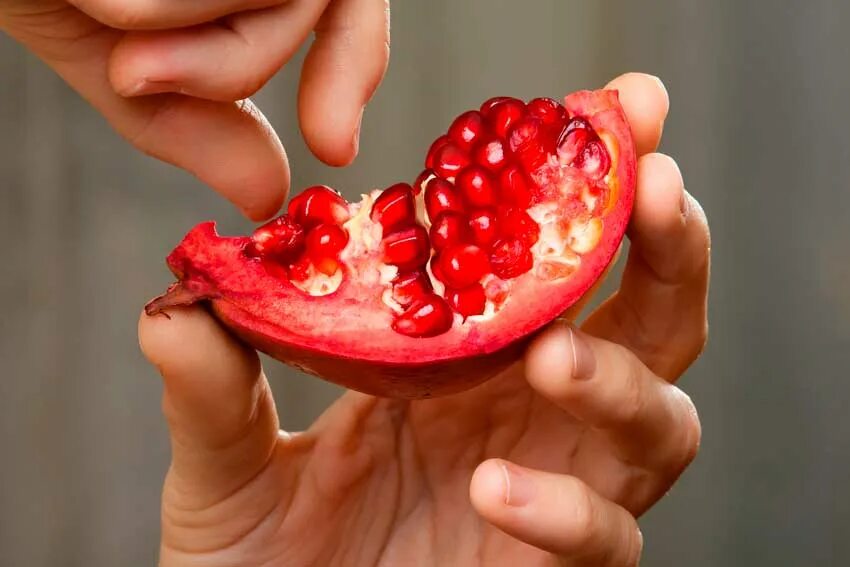 Гранат без косточек сорт. Открытый гранат. Съем гранаты. Гранат косточки. Гранат фрукт.