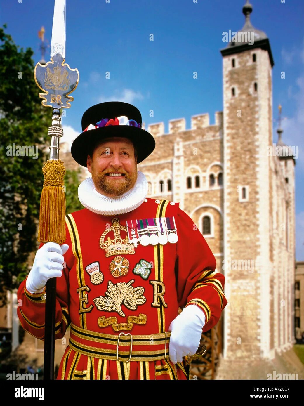 Beefeaters guard the tower of london. Yeoman warders перевод на русский. Тауэр бифитеры. Yeoman warders перевод на русский. Тауэр лондон бифитеры.