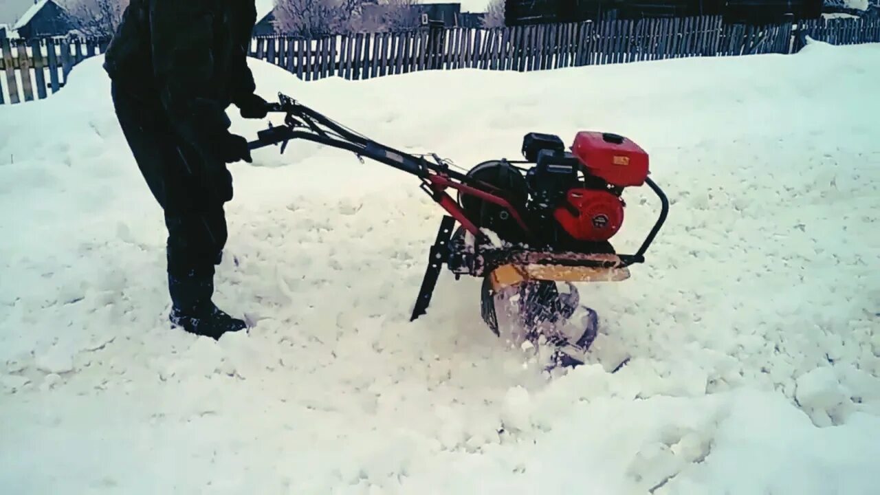 Уборка снега мотоблоком купить. Мотоблок Угра уборка снега. Мотоблок расчистка снега. Мотоблок убирает снег. Культиватор зимой.