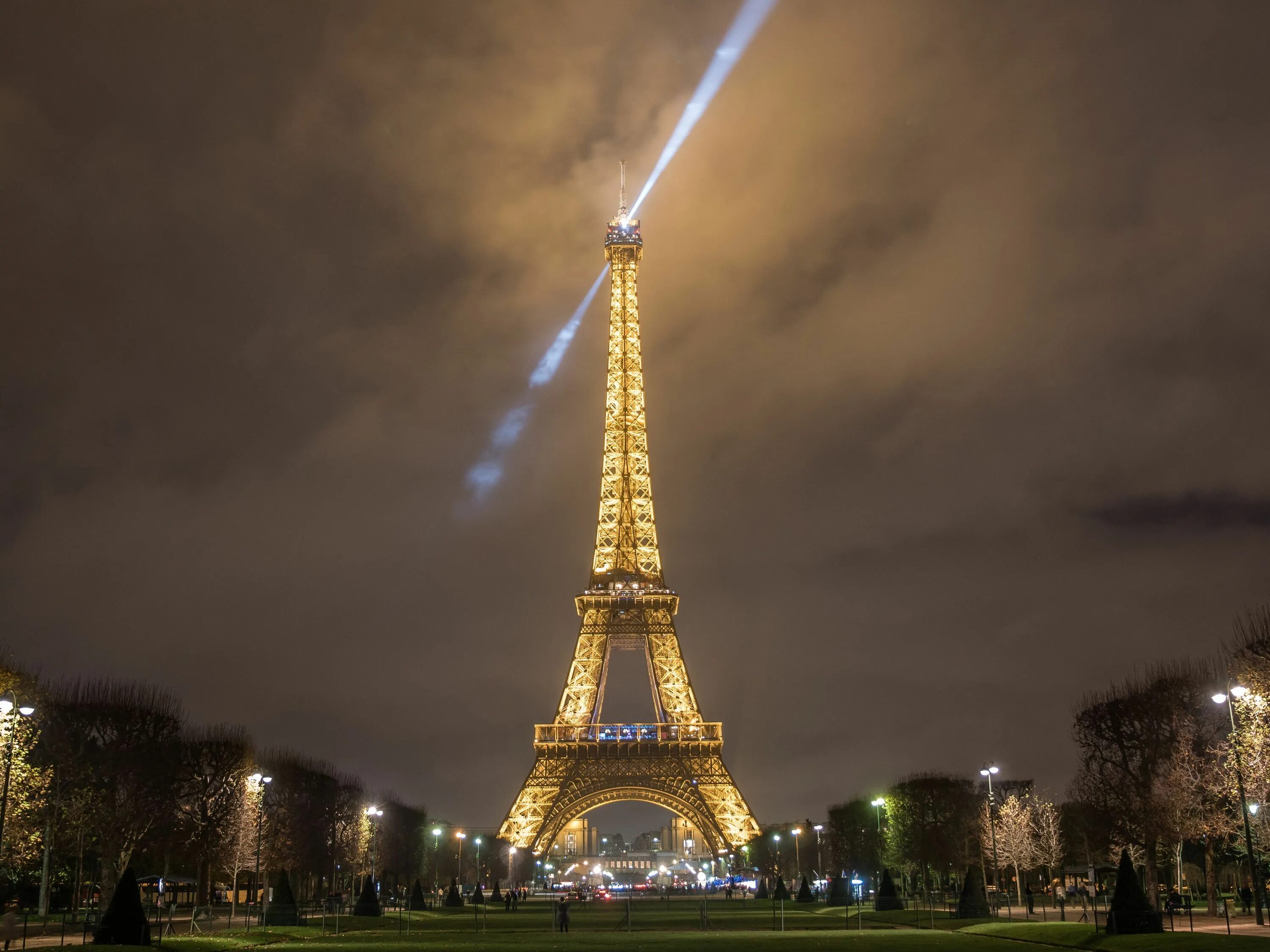 The eiffel tower was completed in 1889. Эйфелева башня (la tour eiffel). париж 1889 эйфелева башня. ефиловый башня. эйфелева башня в париже 1889 год.