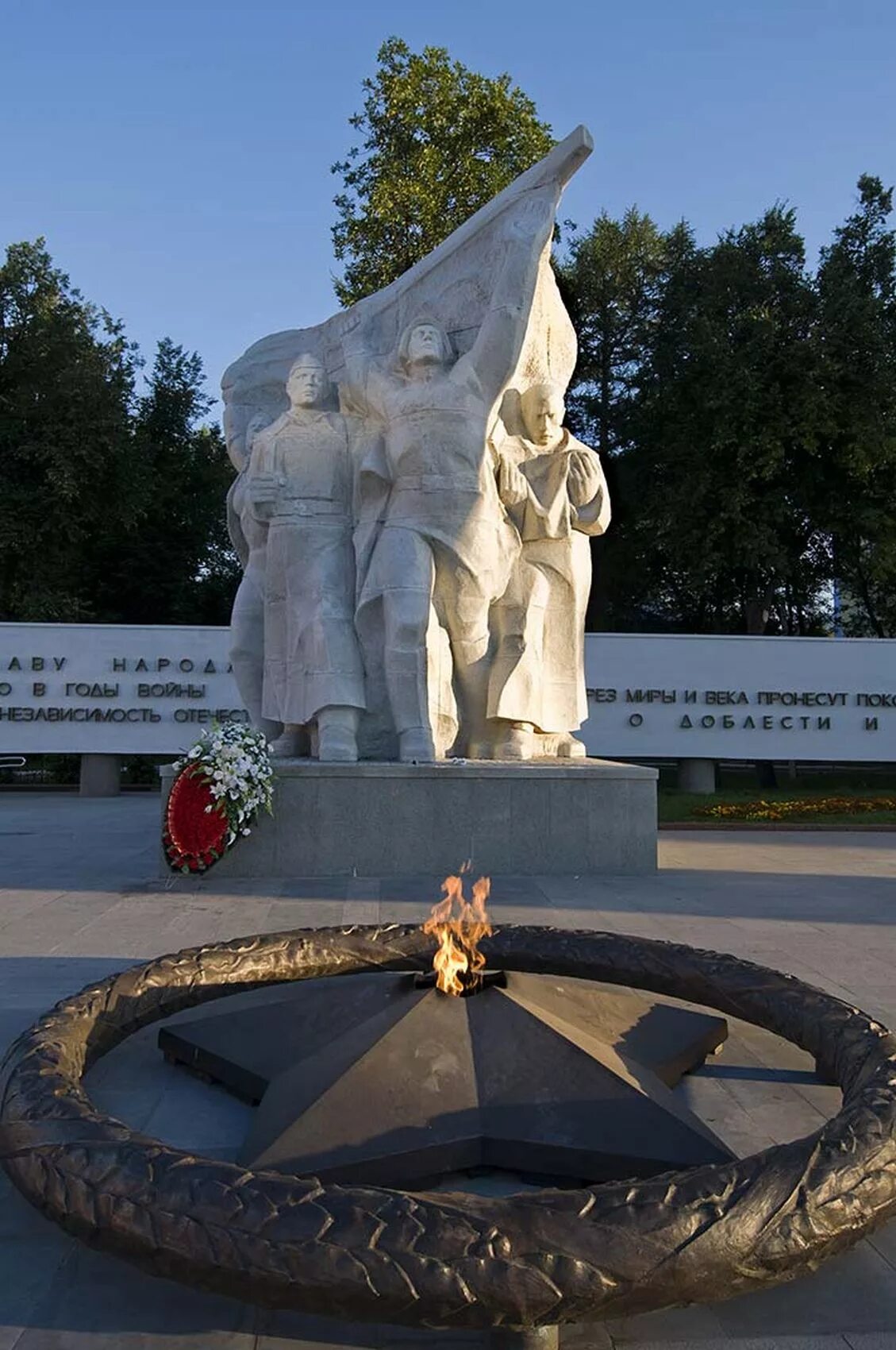 Пл победы рязань. Вечный огонь Рязань площадь Победы. Монумент Победы Рязань. Вечный огонь мемориал Рязань. Мемориал площадь Победы Рязань.