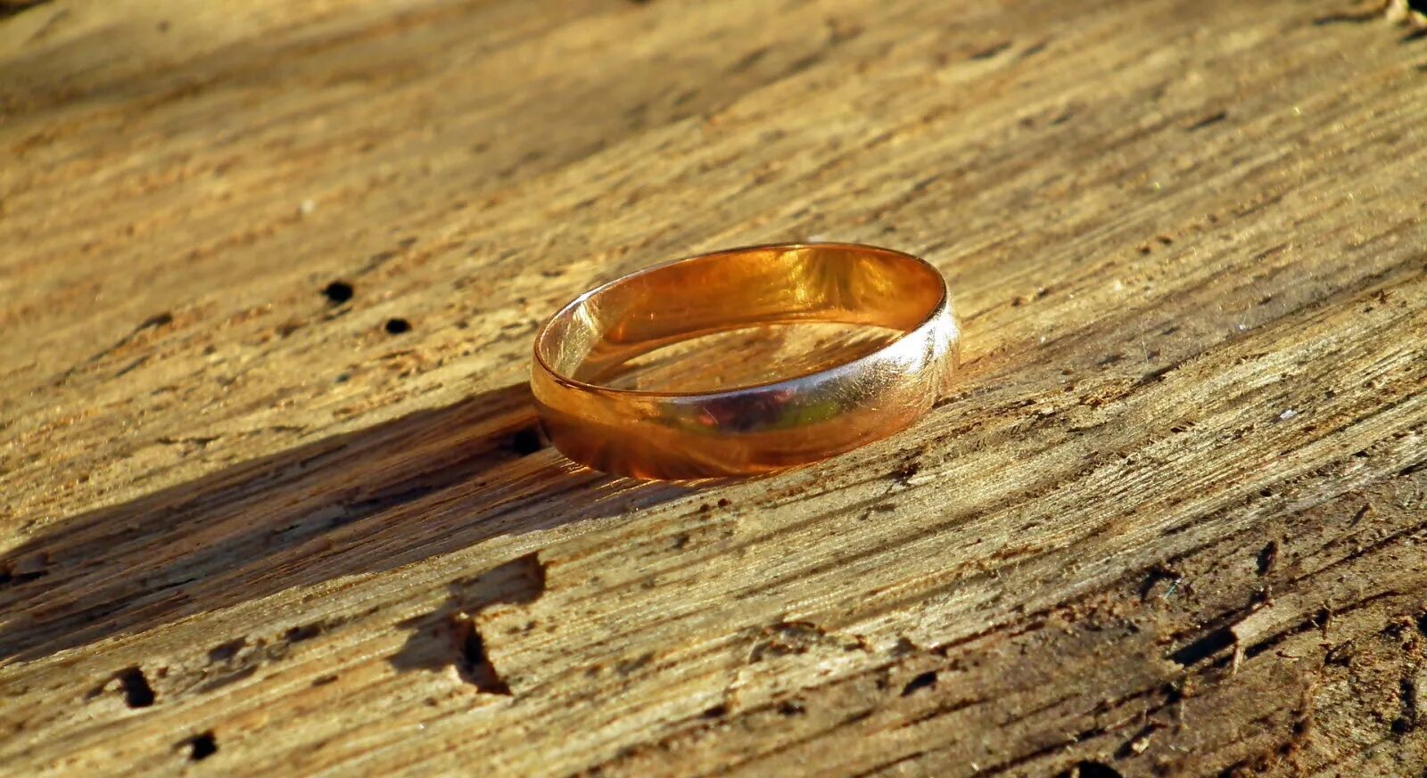 Найти обручальные кольца. Потерялось кольцо помолвочное. Обручальное колечко нашел. Найдено кольцо. Брак ювелирного изделия