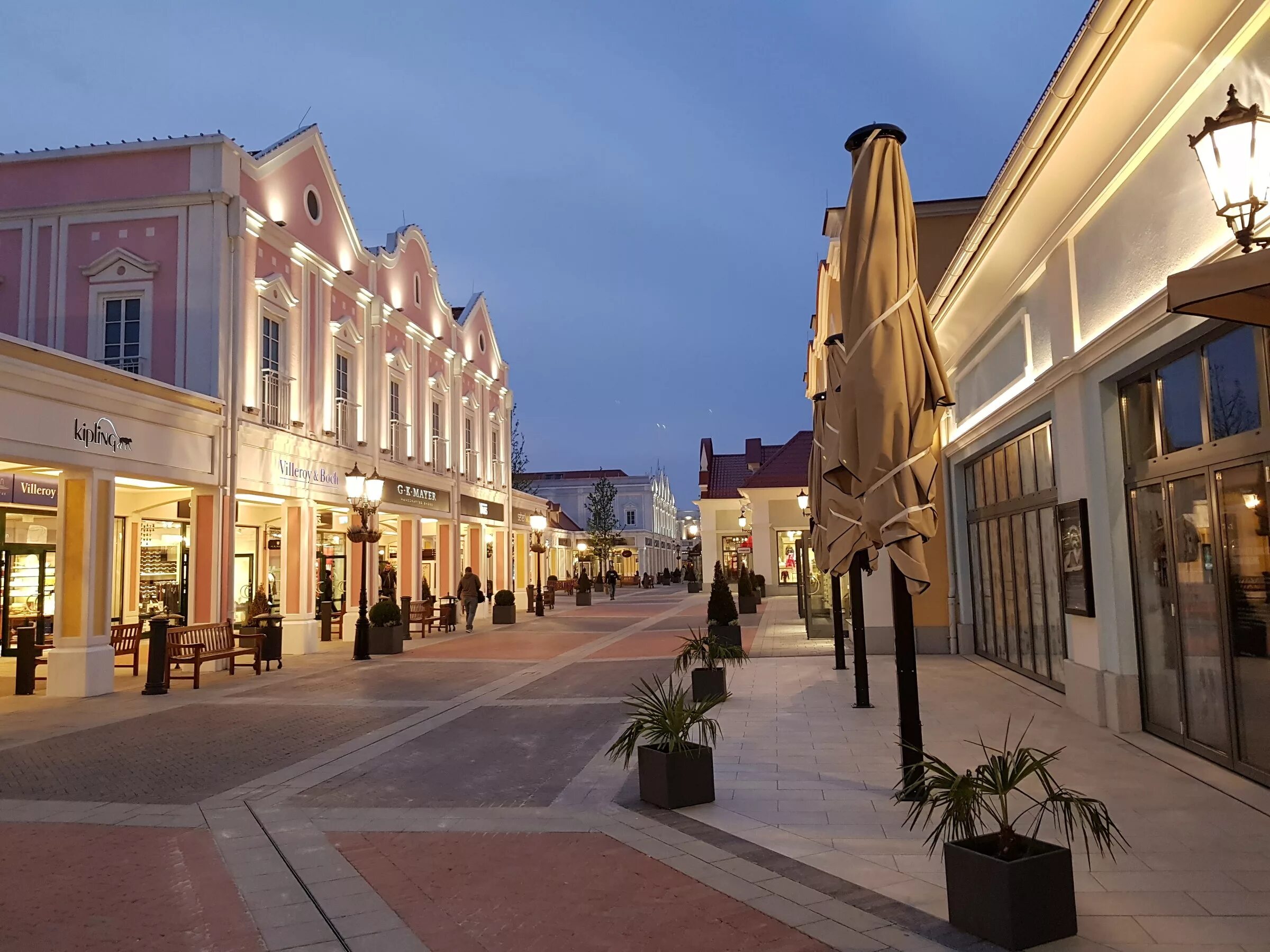 Outlet фото. Аутлет Пандорф Парндорф. Парндорф Австрия. Парндорф Вена. Далянь аутлеты.