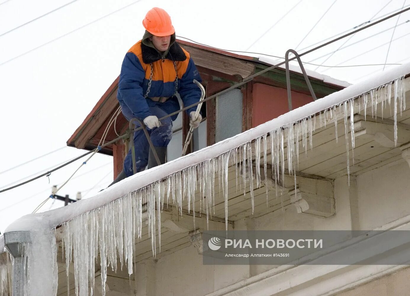 Очищены от снега и наледи. Очистка крыш от снега. уборка сосулек и наледи с крыш. очистка кровли от сосулек. уборка снега с кровли.