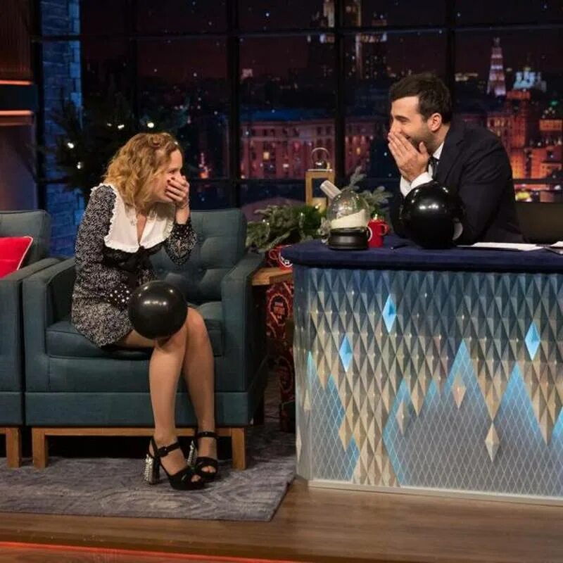 Монеточка вечерний ургант. Монеточка певица вечерний ургант. Лиза монеточка вечерний ургант. Монеточка ургант. Монеточка вечерний ургант.