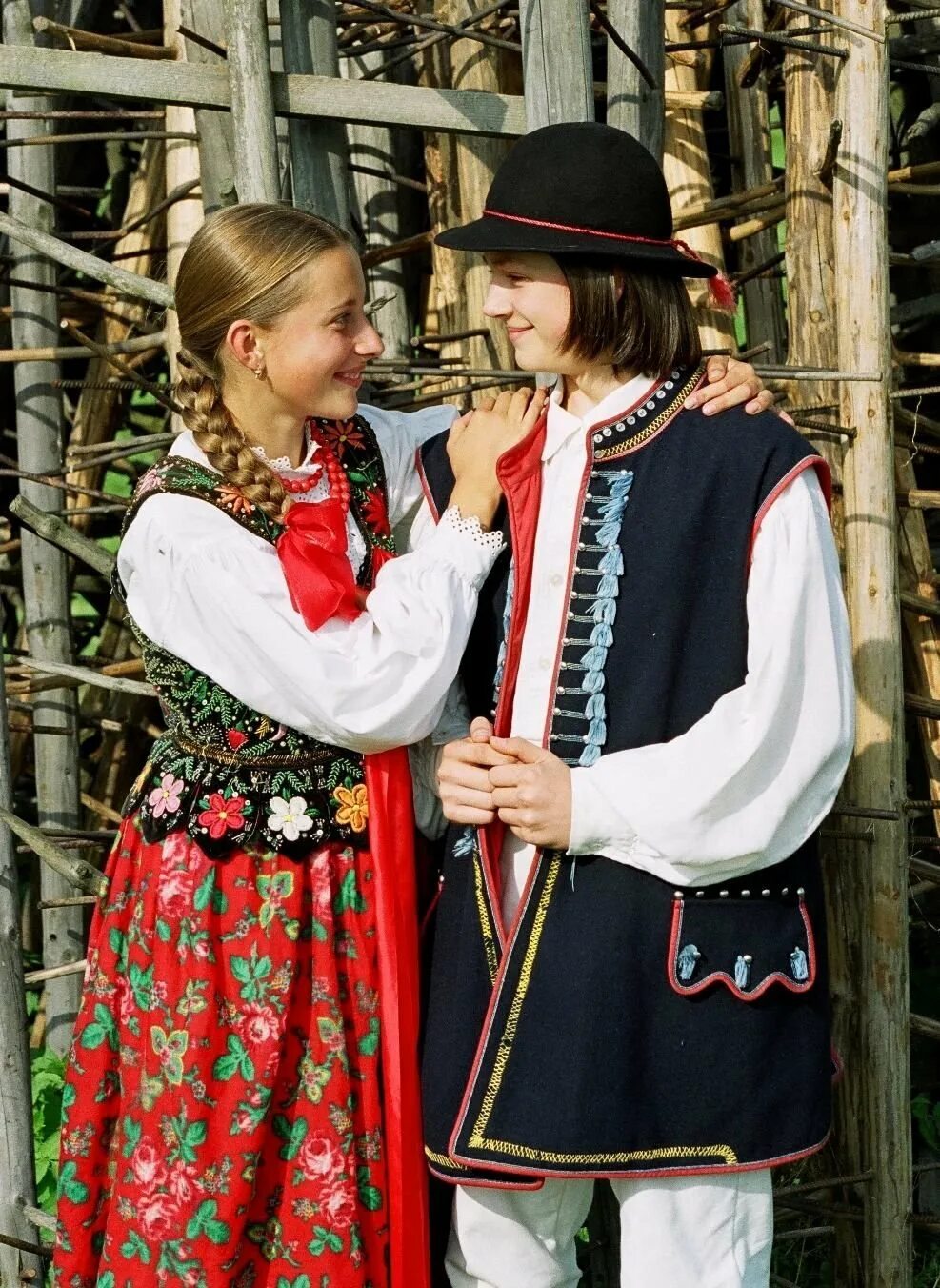 Как выглядят поляки. Национальный костюм полячки и поляка. Национальный костюм поляков. Поляки народ. Как выглядят поляки.