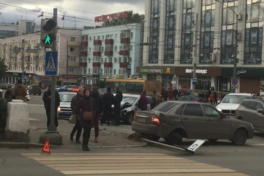 Дтп в перми у цума. Авария у ЦУМА Пермь. Пермь ДТП возле ЦУМА вчера. Перекресток у ЦУМА Пермь.