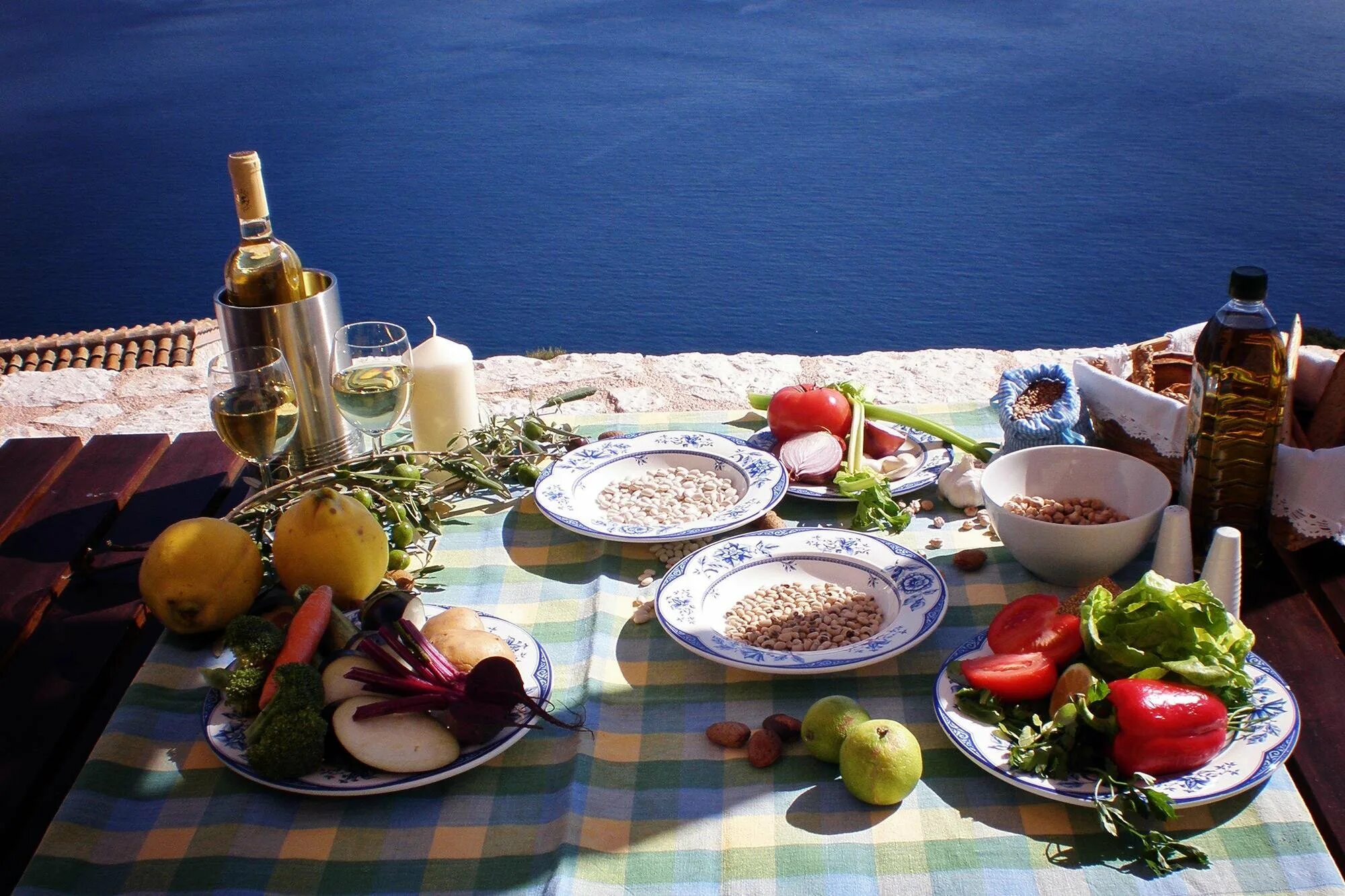 Греческий праздничный стол. Греция еда Национальная. Мезе Греция. Мезе на Кипре. Средиземноморская кухня.