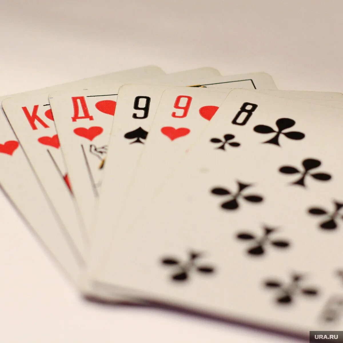 Но карт. Карты игровые. Игральные карты на столе. Фулхаус в покере. Игральные карты.