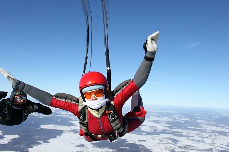 Прыжки с парашютом ростов на дону. Зимние прыжки с парашютом. Парашютный спорт зимой. Самостоятельный прыжок с парашютом.